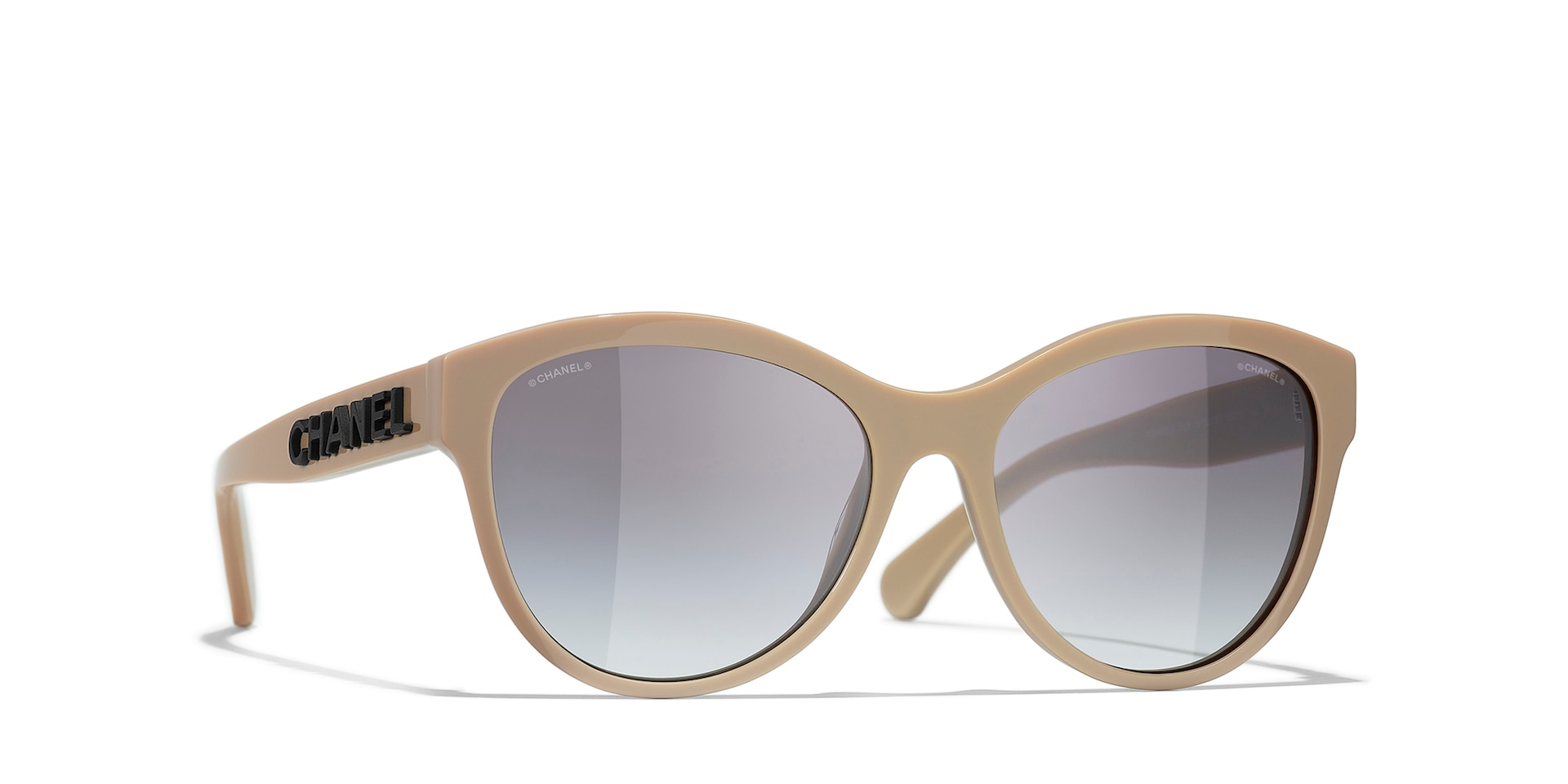 Chanel Femme Sunglass Pantos Sunglasses CH5458 - Couleur du Monture Beige Taupe Couleur de Lentille Gris 420 €